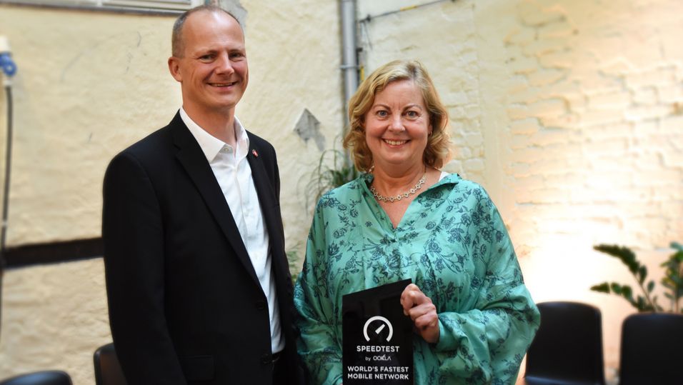 Samferdselsminister Ketil-Solvik-Olsen gratulerte Telenor og Skandinavia-sjef Berit-Svendsen med verdens raskeste mobilnett.
