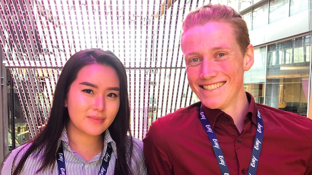 Elizabeth Ngo og Øyvind Brynildsvoll Svendsen er nyansatte i Evry. Begge er utviklere og jobber med fornyelse av banksystemet Evry driver for bankene.