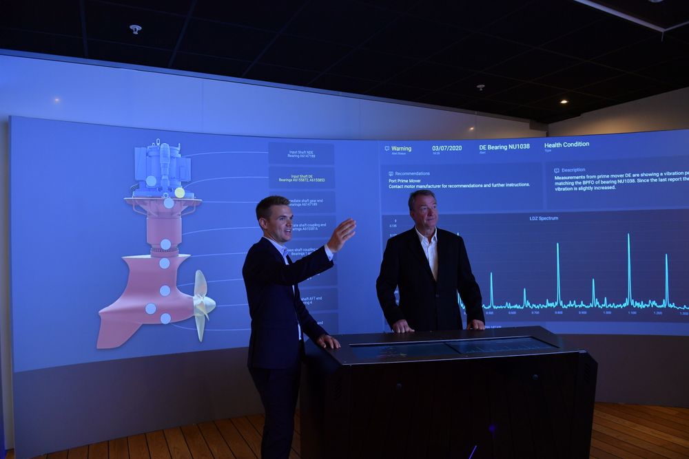 Kristian Kleiveland og Per Huse fra Rolls-Royce Ship Intelligence med den nyeste digitale tjenesten Health Management. Med sensorer på en rekke typer utstyr, gis et holistisk bilde av skipet eller riggens tilstand.