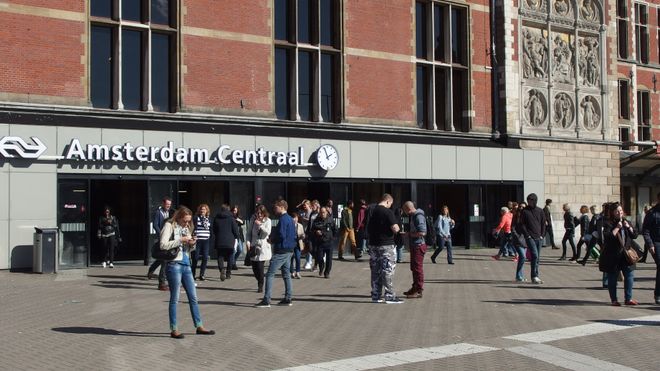 Politiet observerte kniv-mann i Amsterdam før han gikk til angrep – stoppet mannen på bare ni sekunder
