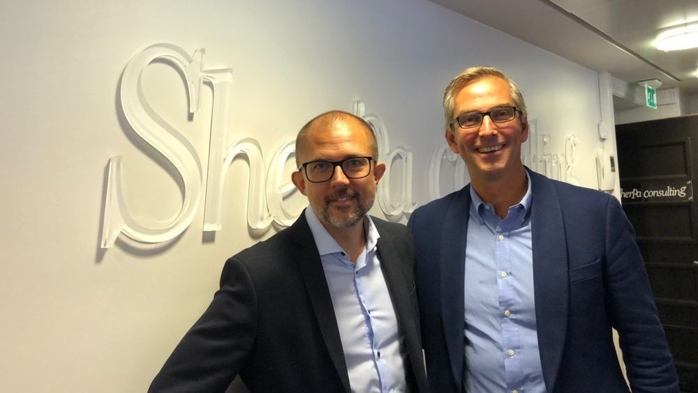 Adm. dir. Sigbjørn Høgne i Sherpa Consulting (til venstre) og adm. dir. i Atea Norge, Michael Jacobs.