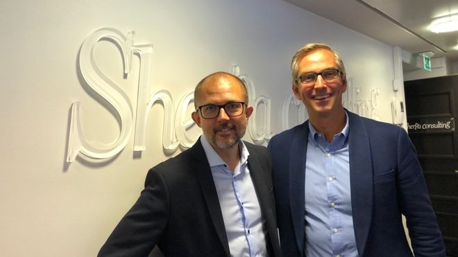 Adm. dir. Sigbjørn Høgne i Sherpa Consulting (til venstre) og adm. dir. i Atea Norge, Michael Jacobs.