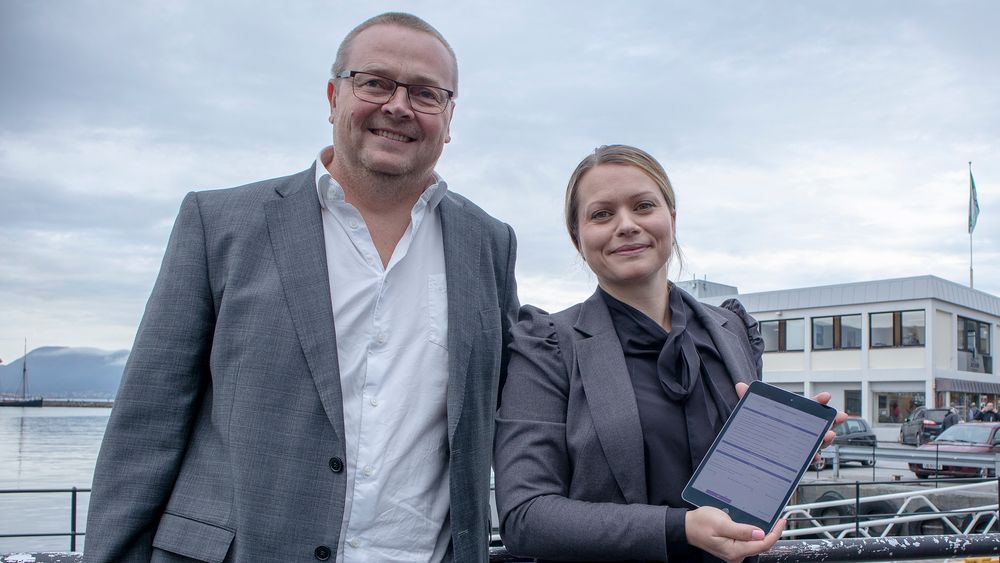 Skal revolusjonere skjema og sjekklister: Sjef og hovedgründer i Zegeba, Jørn Klungsøyr, og forretningsutvikler Line Skarmyr i Ålesund hvor selskapet holder til.