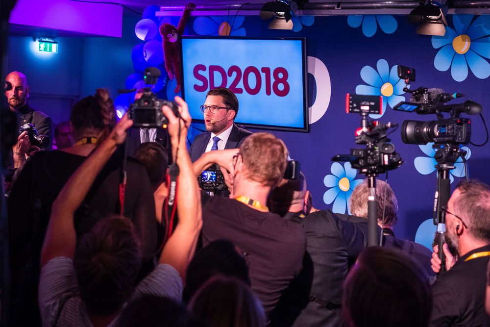 Pressefotografene i flokk rundt Sverigedemokraternas leder Jimmie Åkesson søndag kveld.