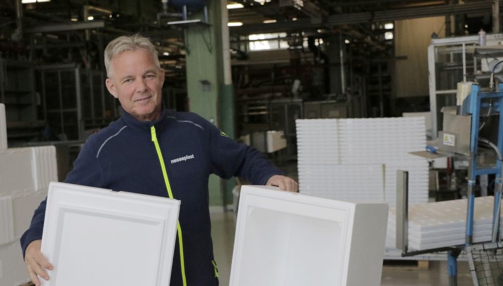 FLAGGAR UT: Nesseplast omset for 140 millionar i 2019. Frå no av skattar dei til Høyanger. På biletet dagleg leiar Erling Nesse.