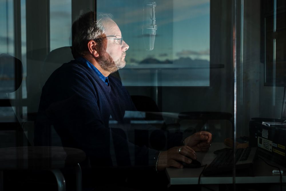 Nils Mehren (60) i radiostudioet til NRK Troms sitt kontor i Harstad.