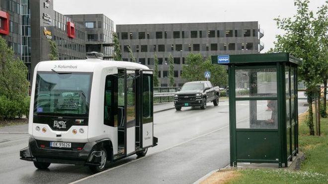 Den førerløse bussen kjører for sakte: Plages av stygge forbikjøringer