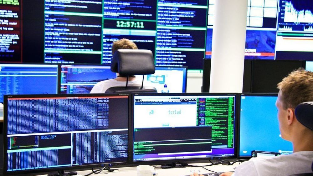 Operasjonssentralen til NorCERT er bemannet 24 timer i døgnet 365 dager i året. De følger med på dataangrep mot private og offentlige virksomheter.
