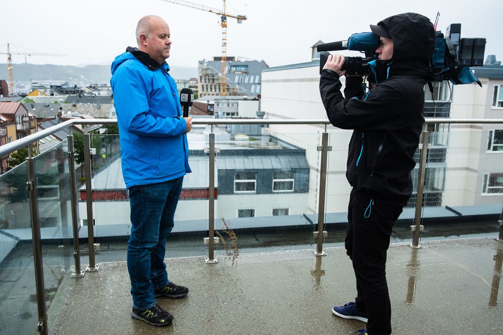 Roy-Arne Salater, TV 2 Nyheters korrespondent i Bodø sammen med fotograf Andreas Dahlmo i Screen