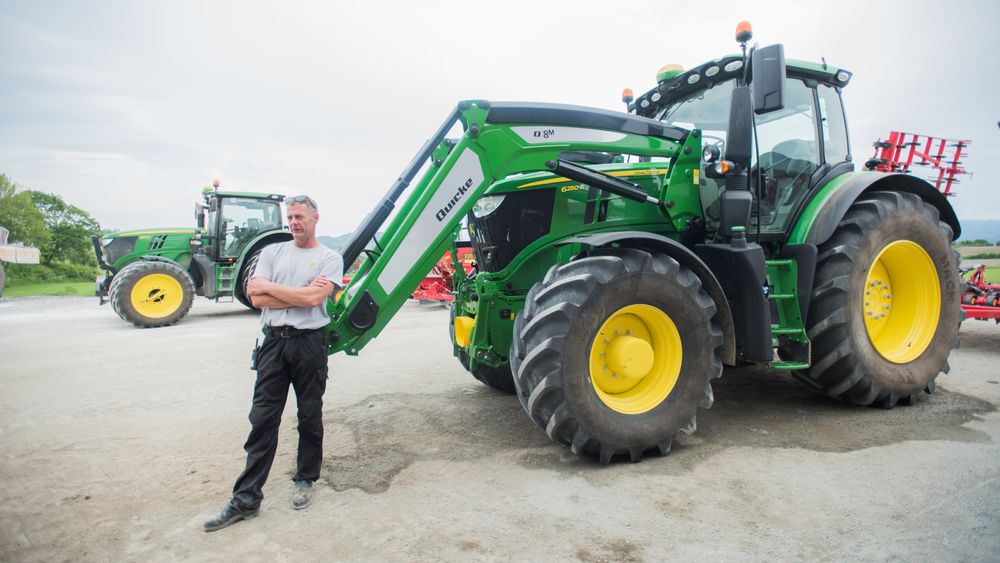 Jan Morten Hokstad i Frosta kommune i Trøndelag har to traktorer med i prosjektet. Han er spent på hvordan det blir å fylle biodiesel på traktoren det neste året.