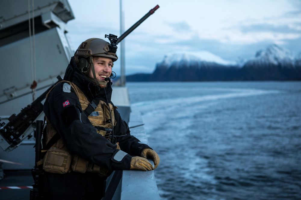 På et halvt år har Forsvaret fått 252 krav om innsyn - langt færre enn mange andre. Illustrasjonsfoto av en artillerist fra KNM Roald Amundsen under en øvelse.