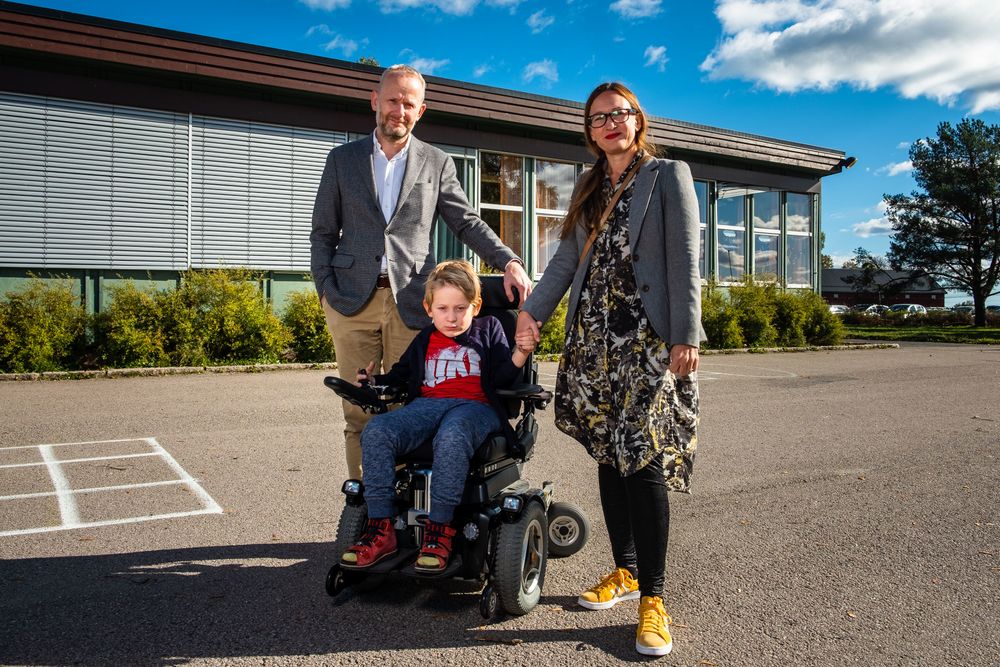 Ville Aarli-Grøndalen (7) sammen med pappa Roger og mamma Maria utenfor barneskolen han går på.