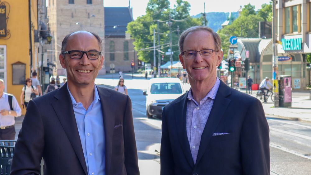 Vil forenkle: Robert Eve i Tibco (t.h.) og salgsdirektør i Precise Prediction som er Tibcopartner i Norge, Per Baumann vil gjøre det enklere og få tilgang til en lang rekke veldig forskjellige datakilder og presentere et samlet bilde for brukerne.