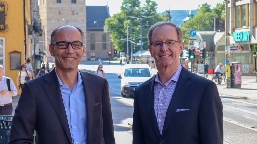 Vil forenkle: Robert Eve i Tibco (t.h.) og salgsdirektør i Precise Prediction som er Tibcopartner i Norge, Per Baumann vil gjøre det enklere og få tilgang til en lang rekke veldig forskjellige datakilder og presentere et samlet bilde for brukerne.