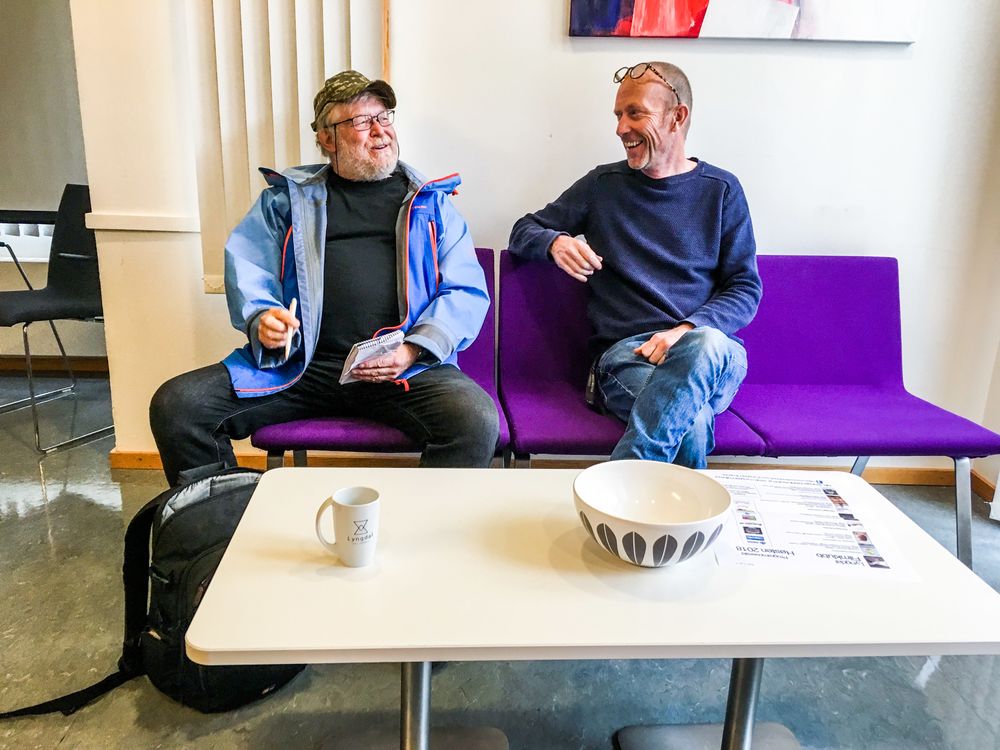 Ingen sak er for stor, ingen for liten: Lars Rekaa er redaktør i Lyngdals avis. Her er han på jobb og intervjuer leder i den lokale filmklubben, Petter Røren.
