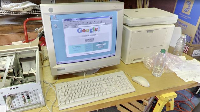 Gammel pc i Googles første lokaler som viser en betaversjon av søketjenesten.