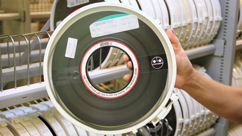 Selv om lesere til gamle magnetbånd som dette kan være vanskelig å oppdrive, er det ofte enda vanskeligere å tolke selve innholdet.