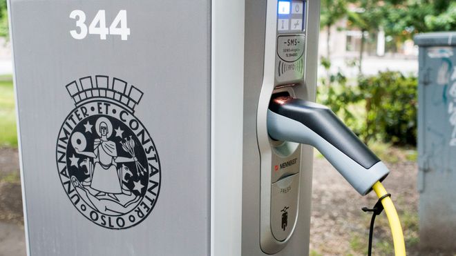 Gratis kommunale ladeplasser er alltid opptatt. Fra nyttår må elbilistene i Oslo betale