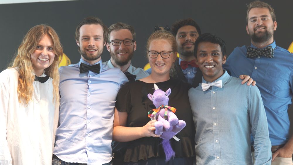 Fire studenter fra NTNU har ved hjelp av veiledere fra Accenture laget prototypen som skal hjelpe flyktningers integrering. F.v.: Therese Langseth (student), Marcus André Ramberg (veileder), Benjamin Vallestad (veileder), Kia Brekke (student), Shahariar Kabir Bhuiyan (prosjektleder), Piraveen Perinparajan (student) og Ole Bøe Andreassen (student).