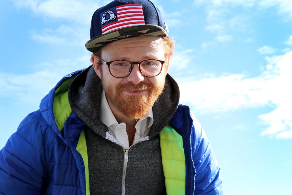 Ivar Christian Johansen alias Ravi, koser seg som programleder på radio.
