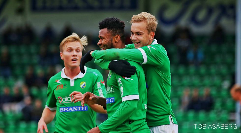 UT OG INN: Edin Øy gjekk frå å vera fast i vårsesongen til ein slags superinnbytar på Ljungskile i haust. Laget har i praksis allereie sikra opprykket til Superettan.
