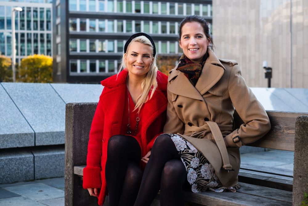 Isabelle Ringnes og Marie Louise Sunde fotografert utenfor Vika kino i Oslo.