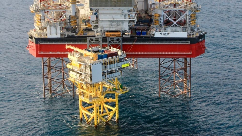 Oseberg Vestflanken 2 blir Norges første helt ubemannede plattform. Den er langt mindre enn en ordinær plattform. I bakgrunnen er den oppjekkbare riggen Askepott.