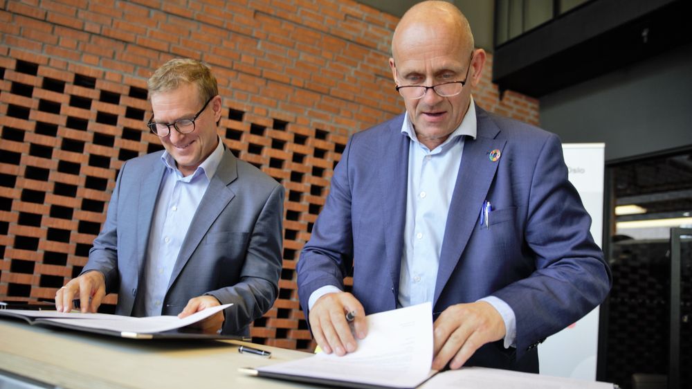 Nå har DNB og UiO skrevet under på samarbeidsavtale. Konserndirektør for IT i DNB, Alf B. Otterstad og Morten Dæhlen, dekan ved Det matematisk- naturvitenskaplige fakultet, UIO.