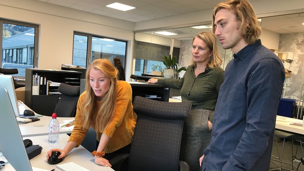 SISTE STREK PÅ VERKET: Arkitektane Frøydis Hegnar, Heidi-Kathrin Osland og Jonas Reutherborg ser på utkast til utforminga av Lerum brygge, det neste store byggjeprosjektet i Sogndal.