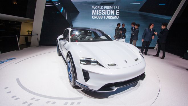 Porsche Mission E Cross Turismo vist frem under bilmessen i Genéve.
