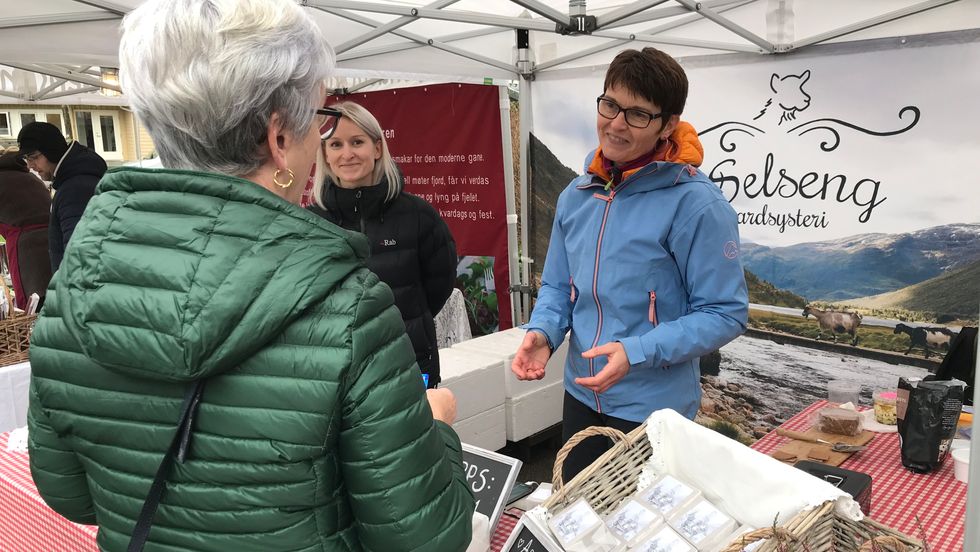 NYTT YSTERI: Selseng Gardsysteri var blant produsentane som stilte på Bondens marknad laurdag. Frå venstre: Elise Selseng og Nina Selseng.