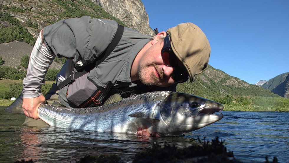 GLADLAKS: Få har fiska like mykje i Lærdalselvi dei siste 35 åra som Ronny Bäckström frå Sogndal.