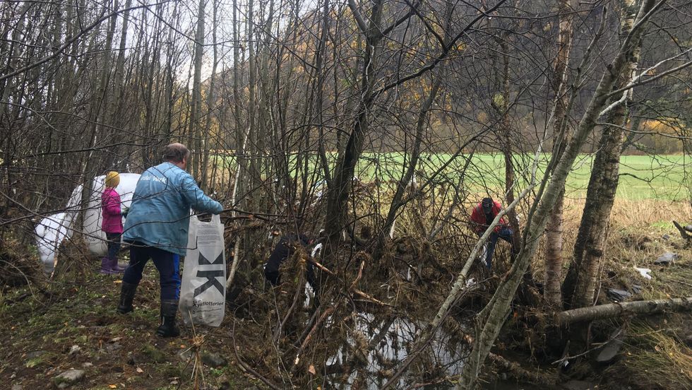 DUGNAD: Små og store hjelpte til med å rydda Skjolden og Mørkridsdalen for plast og rot etter flaumen.