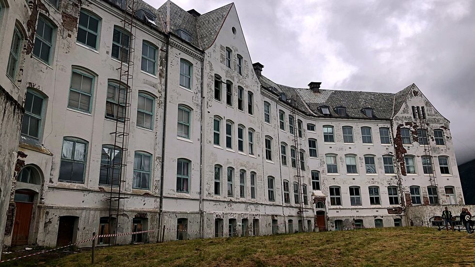 VART MED FORSØKET: Ekteparet flytta frå Lofoten til Luster for å kjøpa Harastølen og setta sanatoriet i stand. Fem år seinare har fire av selskapa dei starta den gongen gått konkurs.