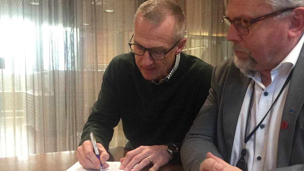 ROR-IKT mener at Evry ikke klarte å levere. Her fra signering av kontrakten for ganske nøyaktig ett år siden. Fra v. daglig leder Fred Gjørtz og styreleder Arne Sverre Dahl i ROR-IKT. Dahl er også rådmann i Molde.