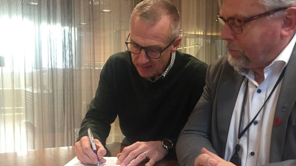 ROR-IKT mener at Evry ikke klarte å levere. Her fra signering av kontrakten for ganske nøyaktig ett år siden. Fra v. daglig leder Fred Gjørtz og styreleder Arne Sverre Dahl i ROR-IKT. Dahl er også rådmann i Molde.