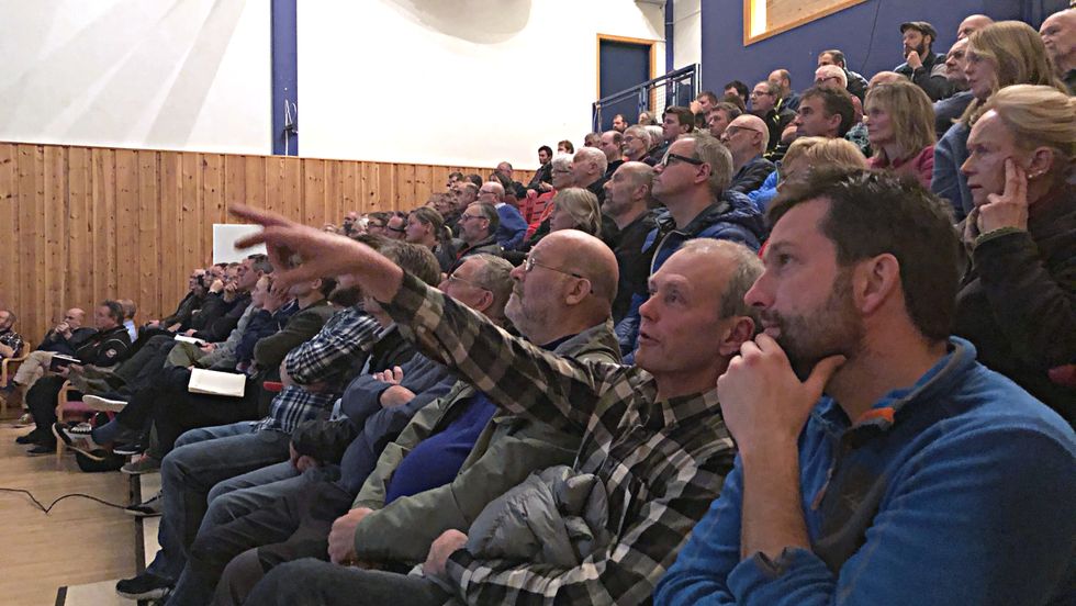 FOLKEMØTE: Over 100 skjoldingar møtte opp på Fjordstova til folkemøte etter flaumen.