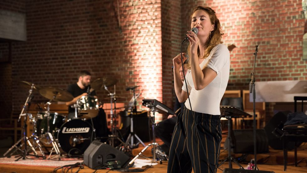 SPELTE FOR HEIMBYGDA: Kaia Høl Fredheim heldt onsdag konsert i Farnes Kyrkje med hennar eigne songar og band.