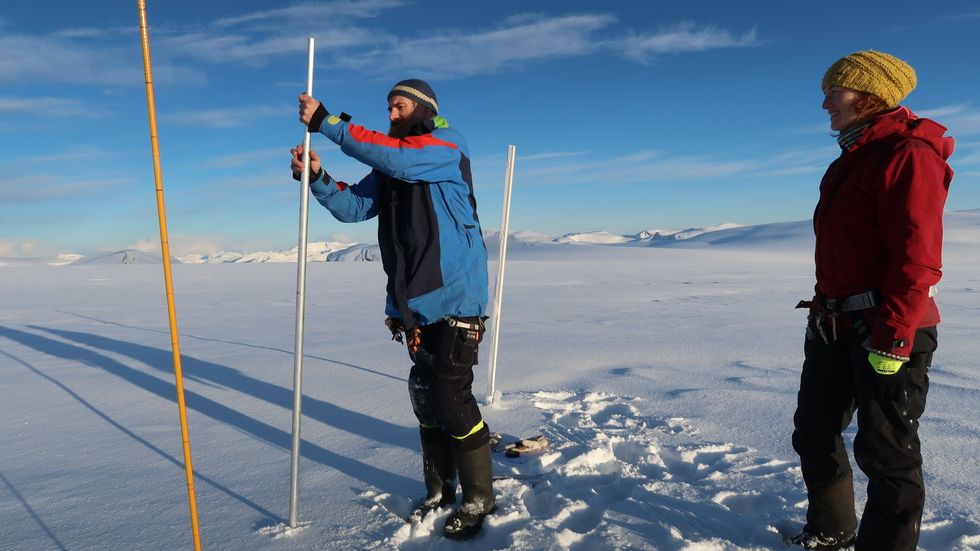 MÅLESTAKAR: Mange slike målestakar er plassert kring på breane i Noreg slik at NVE kan måla korleis dei endrar seg frå år til år.