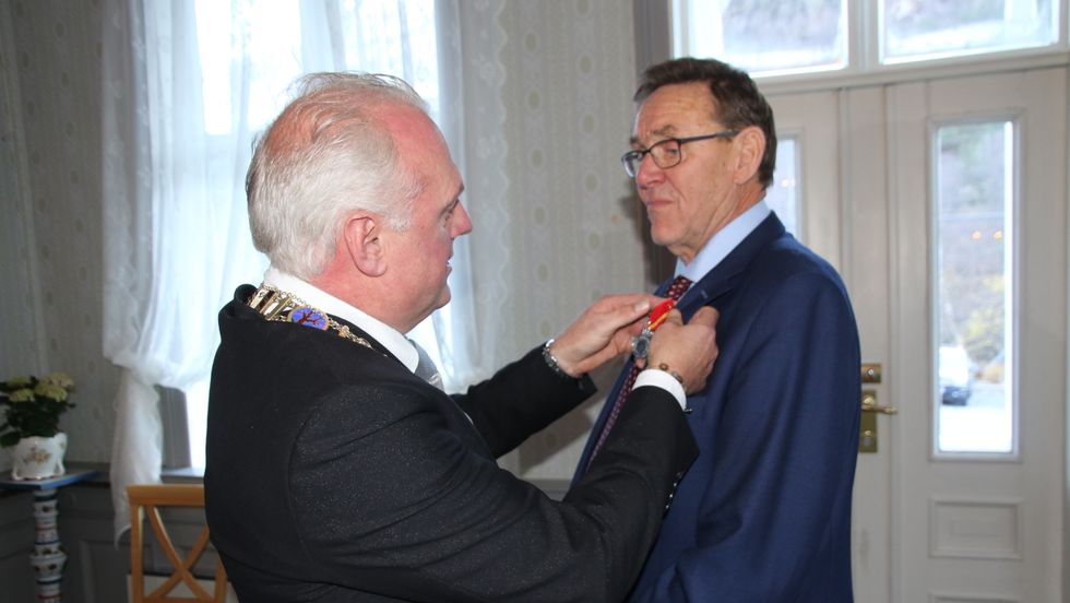 VART OVERRASKA: Kåre Hovland fekk laurdag ei kraftig overrasking då han fekk tildelt kongens fortenestesmedalje for sitt arbeid for kulturhistoria i Lærdal.