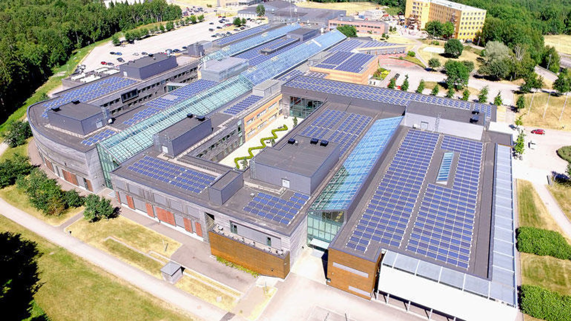 Tre tusen kvadratmeter med solcellepanel er montert på taket til USN campus Vestfold.