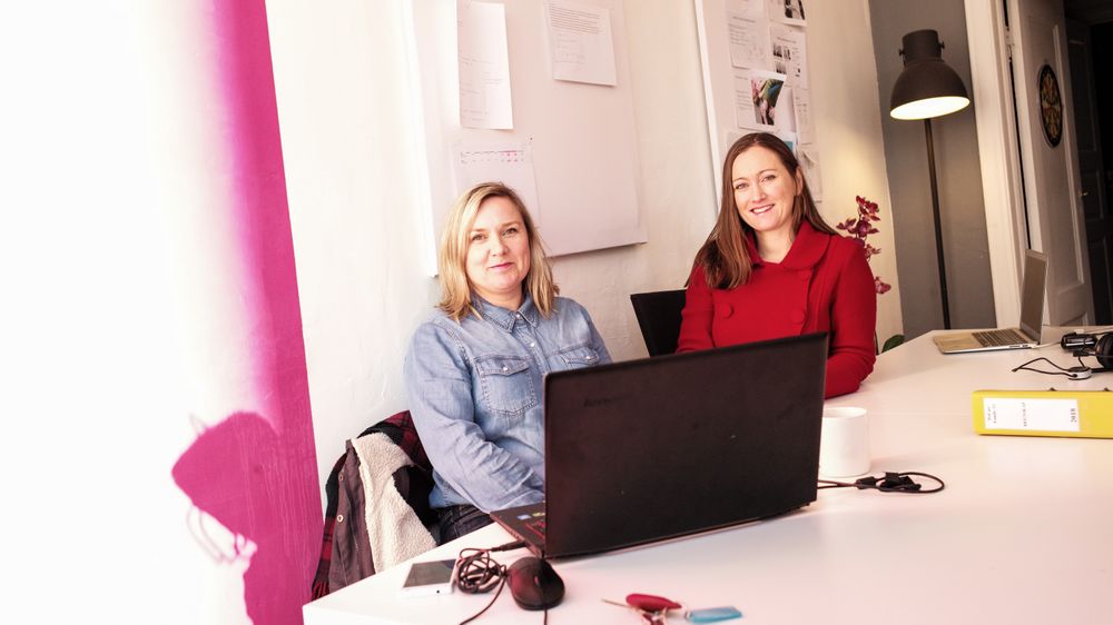 Kontorfellesskap: Silje Katrine Robinson (t.v.) og Kristine Askvik har jobbet i dette kontorfellesskapet i Christian Michelsens gate 7 i Bergen de siste fem-seks årene. Appen weCare, som hjelper familier til å organiserer omsorg, springer ut herfra.