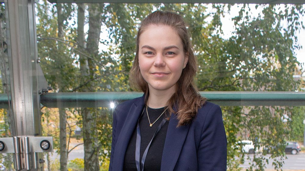 Ingeborg Frøysnes i det norske AI-selskapet Anzyz hadde tatt turen til Berlin for å delta på den nordiske teknologiuken. Her avbildet på den nordiske ambassaden der teknologiuken foregikk.