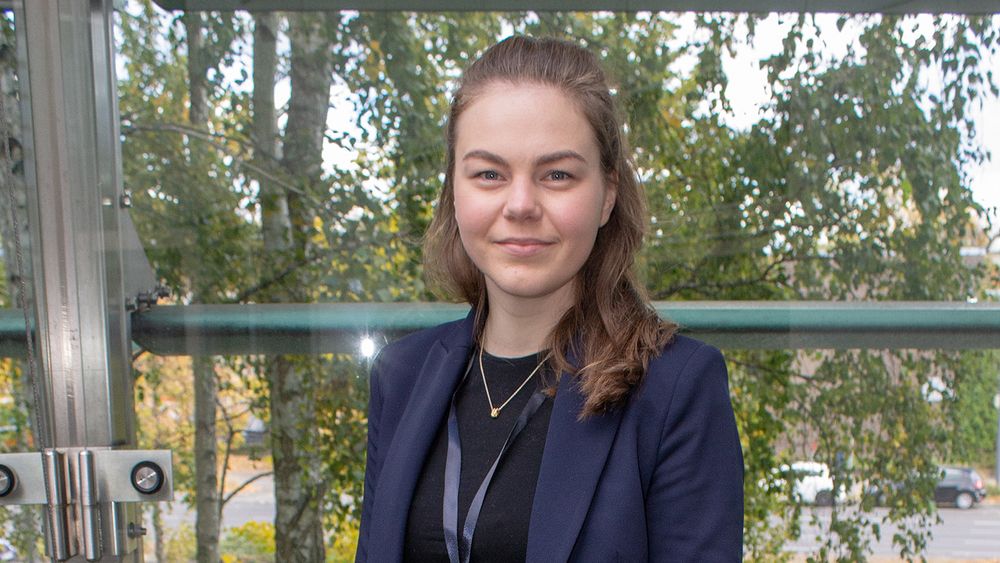 Ingeborg Frøysnes i det norske AI-selskapet Anzyz hadde tatt turen til Berlin for å delta på den nordiske teknologiuken. Her avbildet på den nordiske ambassaden der teknologiuken foregikk.