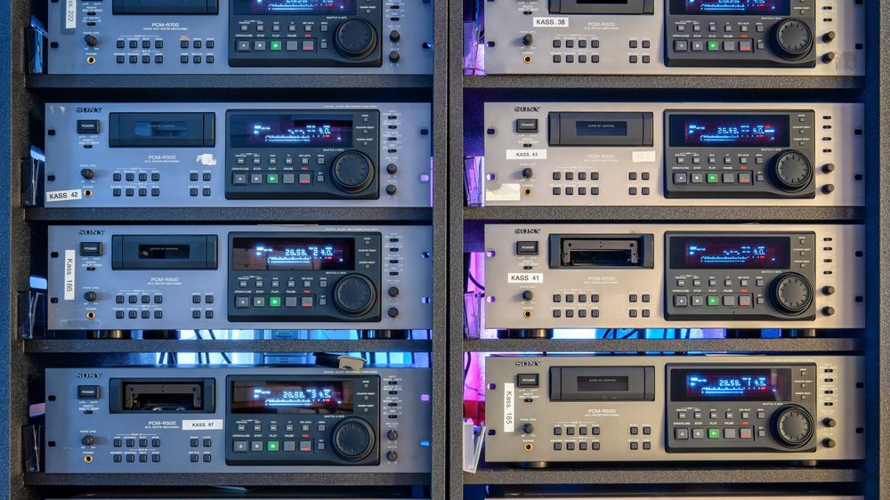 Nasjonalbiblioteket må bruke mye ressurser på å finne pent brukte DAT-spillere for å få konvertert hundretusenvis av timer med lydopptak som er lagret på dette digitale kassettformatet.