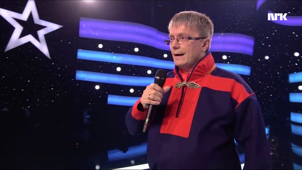 NRK Sápmi-journalist Dan Robert Larsen er blant søkerne til jobben som nettredaktør i Finnmark fylkeskommune. Tidligere i høst sto han på scena for å imponere Stjernekamp-deltagerne med sin joik.