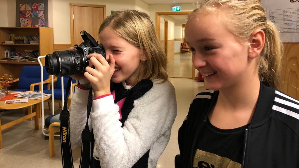 OOOOST: Stina tek bilete, medan Ella får intervjuobjektet til å smila.