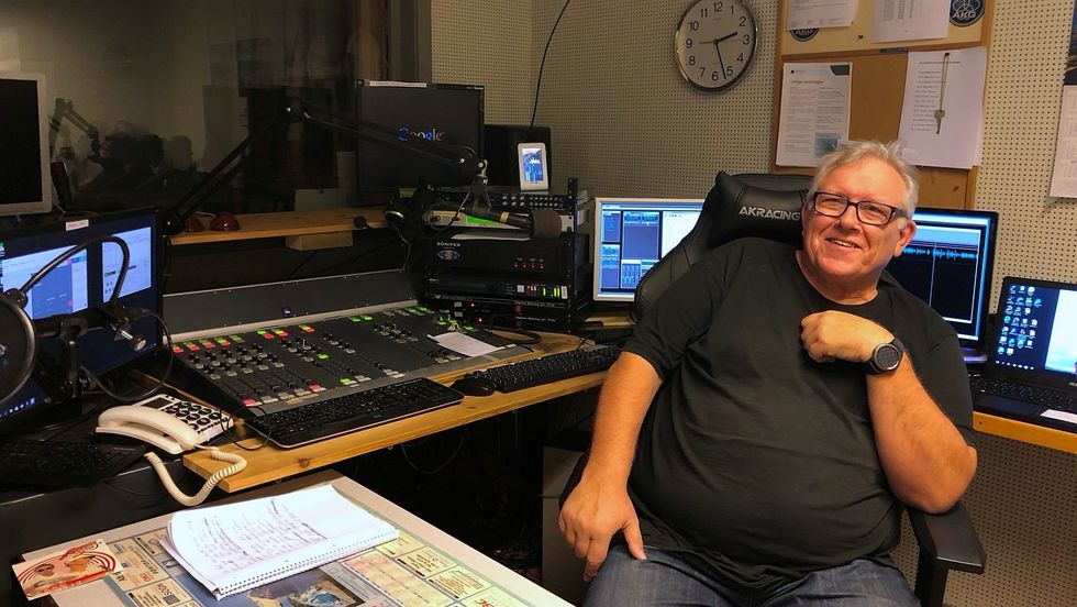 RØYND: Finn Skare har jobba i nærradioen i 32 år, og der trivest han godt.