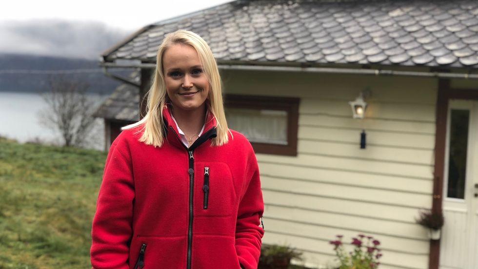 VERTINNE: Med Lustrafjorden i bakgrunnen skal Erle Fjøsne Skartun opne barndomsheimen for gjester frå heile verda.