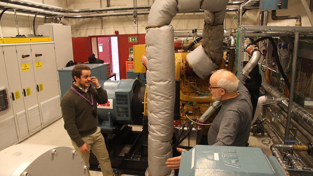 ABB har bidratt til å etablere hybridlaboratoriet ved Sintef Ocean i samarbeid med NTNU. Bildet er fra tidligere tester med John O. Lindtjørn fra ABB og Erik Hennie fra daværende Marintek. Nå bygges det inn en brenselcelle på 30 kW for testkjøring og simulering av drift om bord på skip.